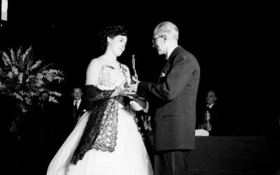 Actriz recibiendo el premio Ariel durante una ceremonia en Bellas Artes