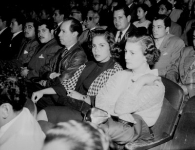 Andrés Soler, Fernando Soler y otros actores en el teatro Iris, durante una asamblea de cinematografistas