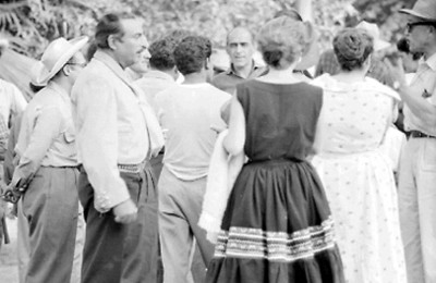 Pedro Armendáriz, actores y extras atienden indicaciones de Julio Bracho en locación de la película Canasta de Cuentos Mexicanos