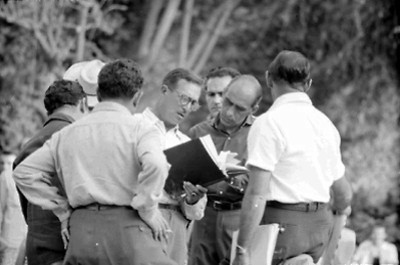 Julio Bracho y asistentes revisan libreto en locación de la película Canasta de Cuentos Mexicanos