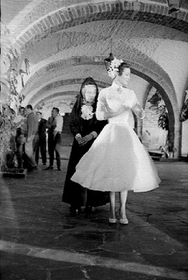 María Félix con paje durante escena de la película Canasta de Cuentos Mexicanos