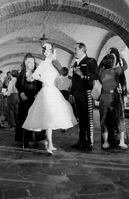 María Félix y Pedro Armendáriz preparan escena de la película Canasta de Cuentos Mexicanos
