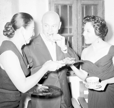 Yulg Briner comiendo un taco en la fiesta ofrecida en su honor en la casa de emilio El Indio Fernández