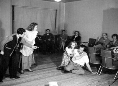 Luz Alva Abrazando a un actor, ensayo de escena teatral en un foro