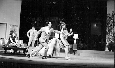 Sergio Corona Ortega con actores representando una obra teatral