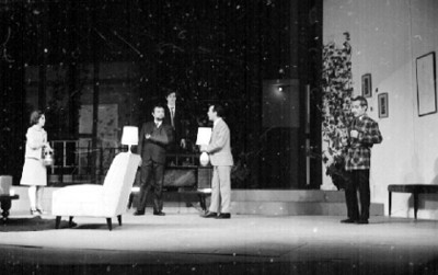 Sergio corona Ortega con actores representando una obra teatral
