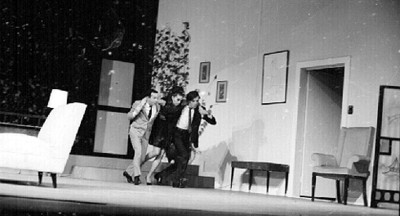 Sergio Corona con actores representando una obra teatral