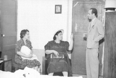Actor conversando con actrices, interpretes de una obra teatral de historietas