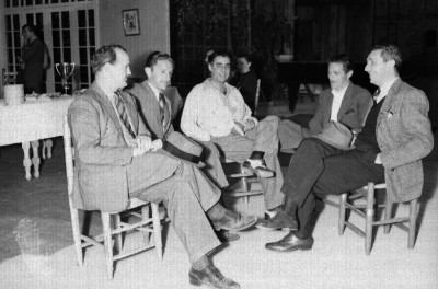 Empresarios y director de cine conversando en un estudio cinematográfico
