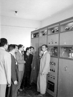 Hombres observando el equipo de radiotransmisión de la XEX