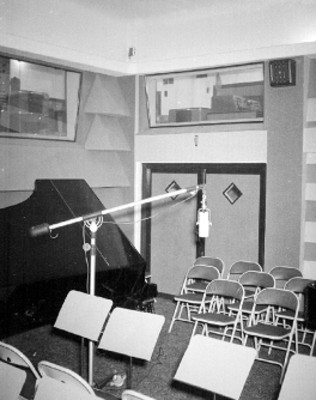 Estudio de transmisioón de la estación de radio XEX