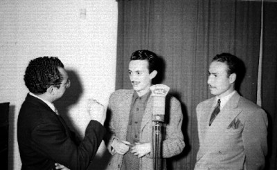 Locutor entrevistando a artistas durante un programa de Radio Mil