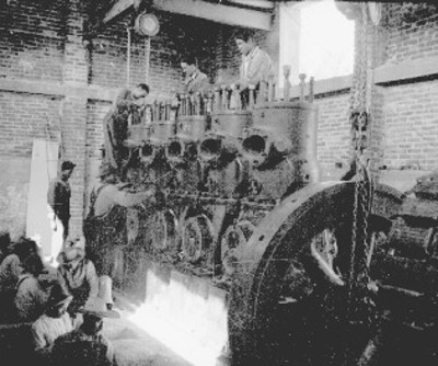 Obreros trabajando en un taller industrial