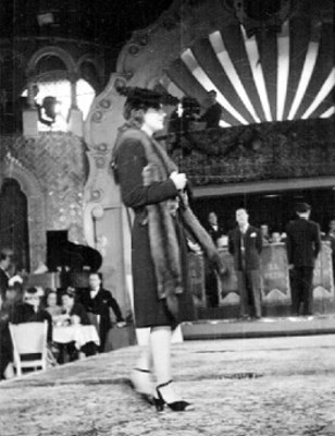 Mujer modelando ropa femenina, durante exhibición de modas en El Patio