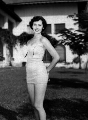 Modelo con traje de baño en el jardín de un hotel
