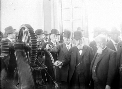 Funcionarios mexicanos y japoneses visitando la Fábrica de Armas Mestranza