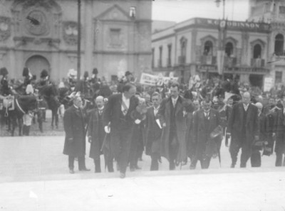 Francisco I. Madero, José María Pino Suárez y otros funcionarios arriban a una ceremonia