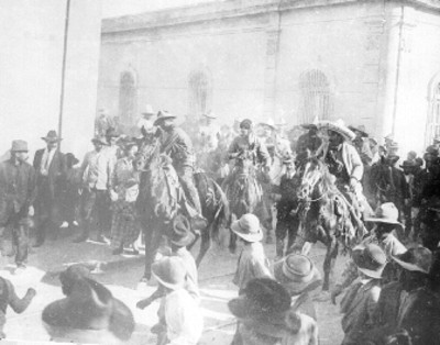 "Raúl Madero saluda a su mamá" durante la "entrada de los villistas a Monterrey", reprografía bibliográfica