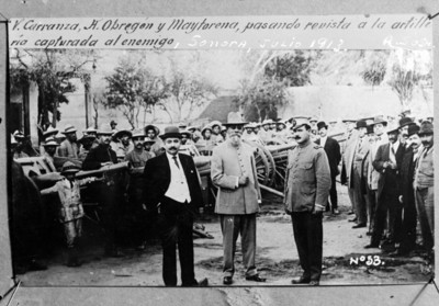 "Venustiano Carranza, Álvaro Obregón y Maytorena pasan revista a la artillería capturada al enemigo", reprografia