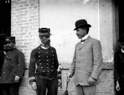 Felipe Ángeles y militar conversan