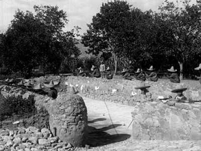 Rurales atrincherados durante una batalla