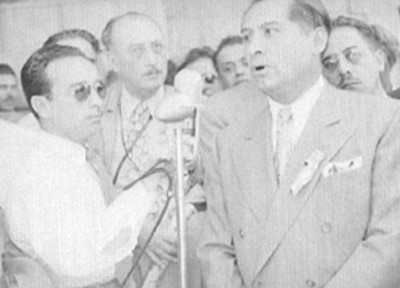 Manuel R. Palacios con ferrocarrileros, durante la inauguración de la vía México - Laredo