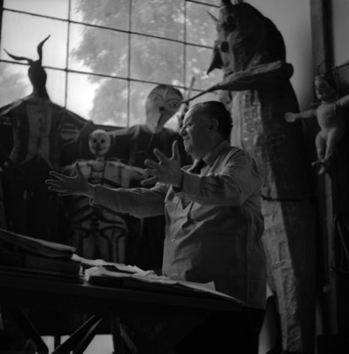 Diego Rivera mostrando su colección de joyas en su estudio de Anahuacali