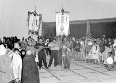 Músicos tocando fuera de una capilla del Cerro del Cubilete