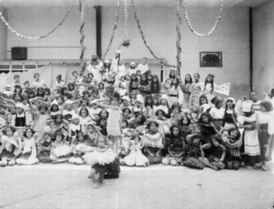 Niñas escolares con vestuario teatral durante un festival en el pario de una escuela