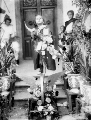 Escolar con vestuario teatral durante un festival, en un kinder
