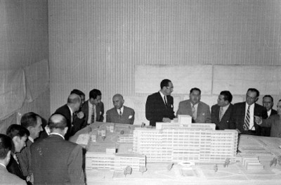 Edificio del Seguro Social en construcción, vista parcial