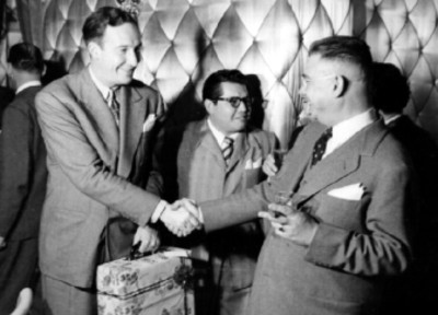 Empresario entregando regalo de la Remington a empleado en un salón