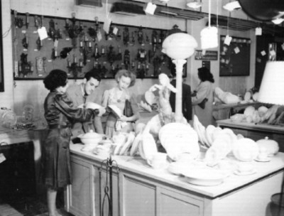 Mujeres observando lámparas en una tienda