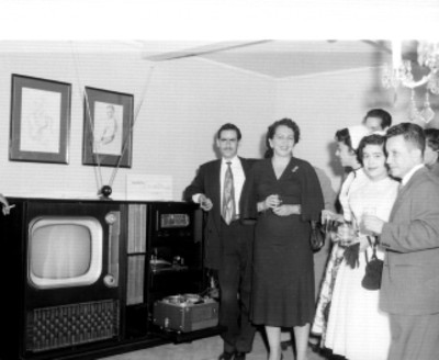 Gente observando un televisor exhibido en la Casa Decor
