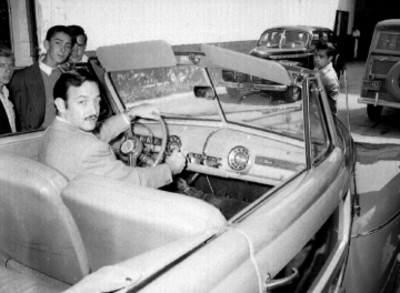 Jorge Negrete abordo de un automóvil Ford