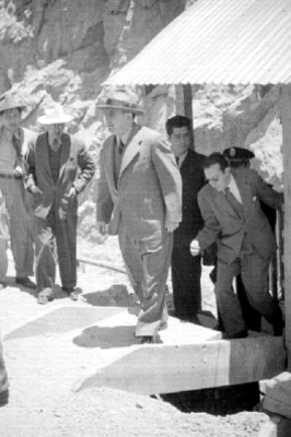 Fernando Casas Alemán, funcionarios públicos y trabajadores realizando un recorrido por las obras del sistema Lerma