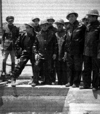 Fernando Casas Alemán acompañado por hombres durante una inspección a las obras de agua del sistema Lerma