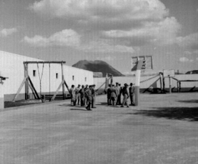 Militares en las canchas de básquetbol del cuartel de Santa Gertrudis