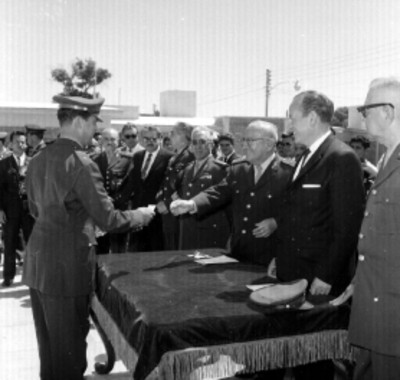 Agustín Olachea Avilés durante entrega de casas habitación a oficial del ejército