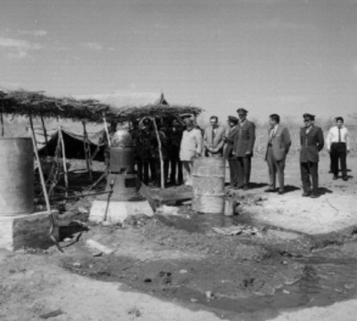 Agustín Olachea Avilés, José Gómez Huerta y otros militares observan una bomba de agua