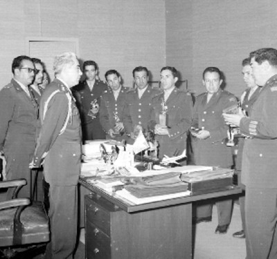 José Gómez Huerta conversando con militares integrantes del equipo de tiro que compitió en E.U.A., en una oficina