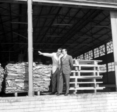 Raúl Salinas Lozano con empresario durante su visita a la fábrica de papel Ayotla