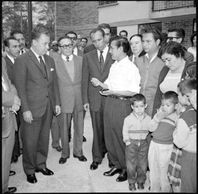 Benito Coquet y funcionarios conversando con habitantes de la Unidad Independencia