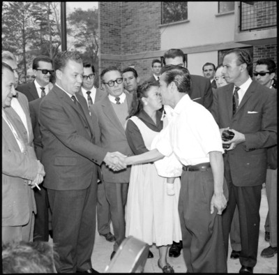 Benito Coquet estrechando la mano de un hombre en la Unidad Independencia