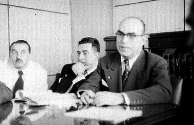 Ignacio Morones Prieto, durante una reunión con funcionarios