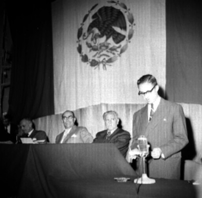 Ignacio Morones Prieto escucha discurso, duralte la inauguración del Congreso Regional de Higiene