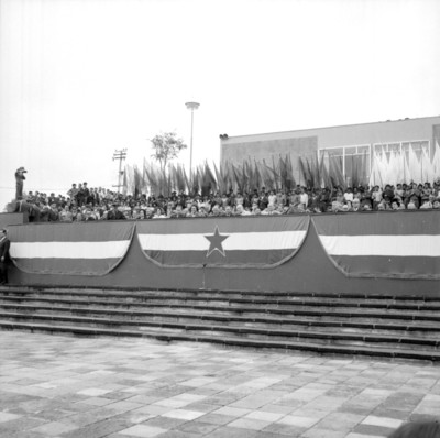 Josip Broz Tito y otras personas presidiendo una ceremonia en la Unidad Independencia