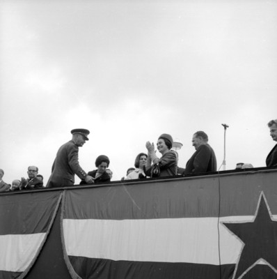 Josip Broz Tito y esposa, durante ceremonia en la Unidad Independencia