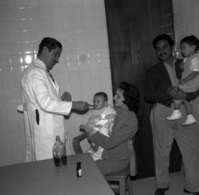 Médico vacunando a un niño contra la Polio en la Clínica # 1 del IMSS