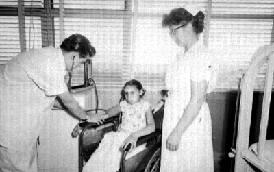 Médico tomando la presión a una niña